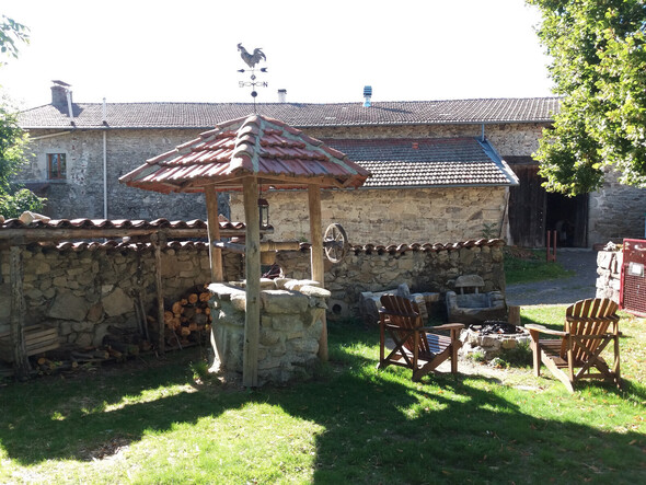 Waterput met kampvuurplaats