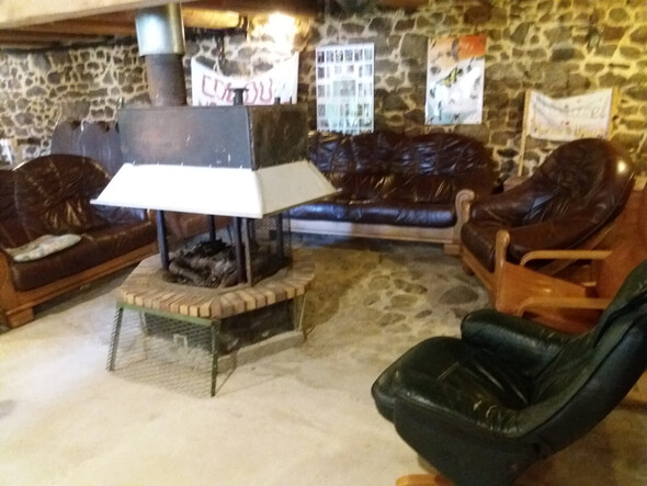 Kampvuurplek binnen in de ecurie